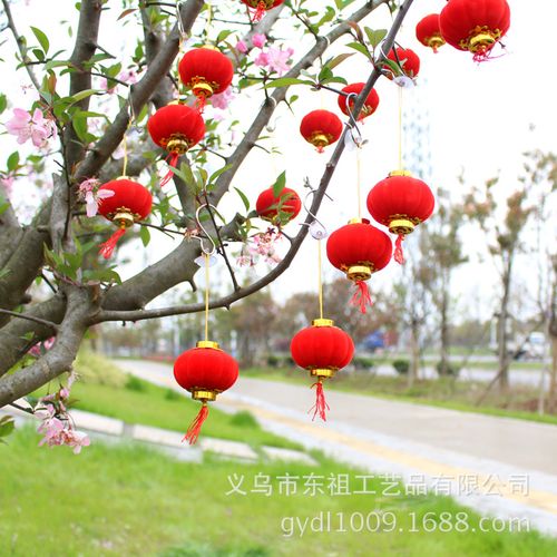植绒小灯笼在园艺装饰中的应用与市场前景